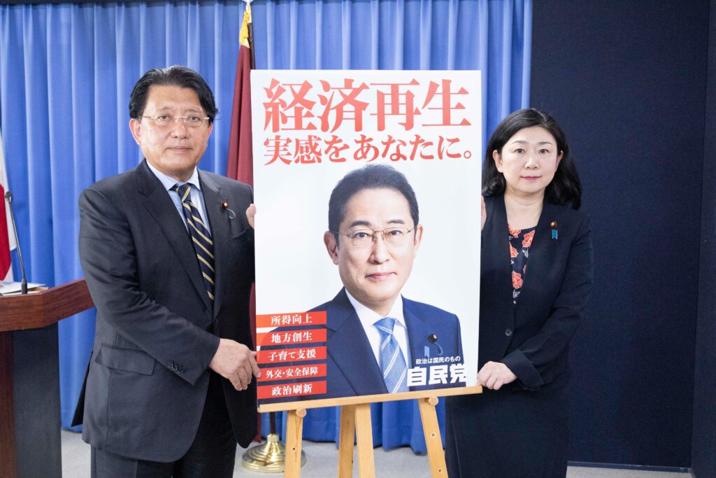 関係者によると、コピー作りに使ったのは「チャットGPT」など。過去3年間の首相の発言や党の政策パンフレットなどを学習させ、原案を作成させた。(@jimin_koho on X)
