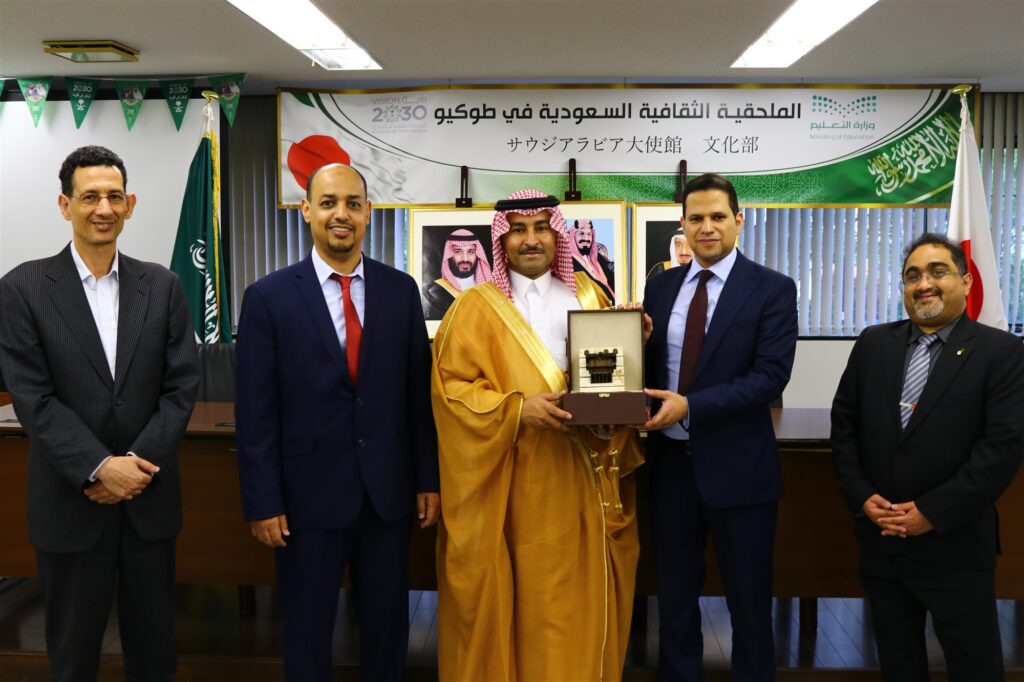駐日サウジアラビア大使館文化部のバドル・アル・オタイビ部長が代表団を出迎えた。(X/@SaudiCultureJP)
