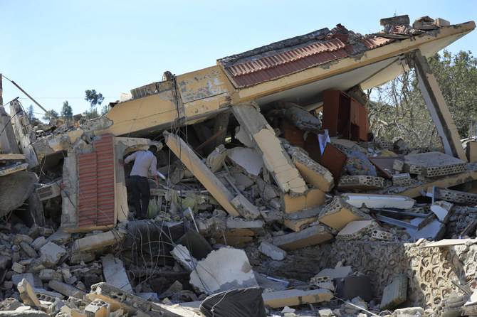 2024年4月17日、レバノン南部のマンスーリ村で、イスラエルの空爆で破壊された家屋を確認するレバノン人男性。(AP）