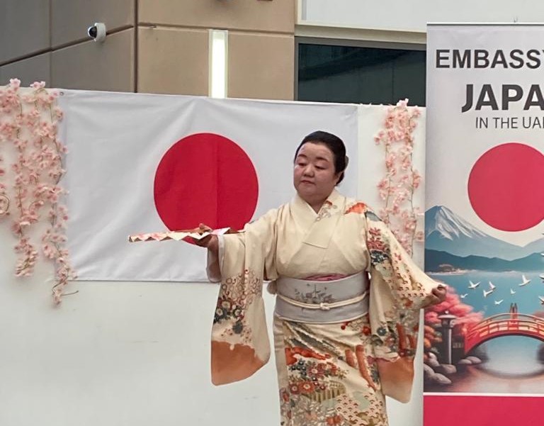 磯俣秋男駐UAE特命全権大使夫妻もイベントに出席し、日本クラブのメンバーを激励した。(提供)