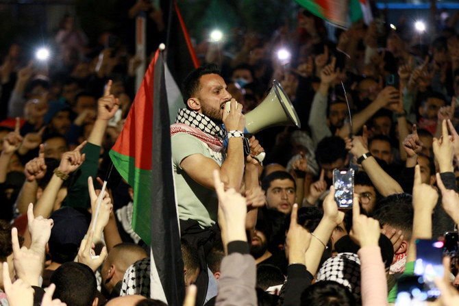 アンマンのイスラエル大使館付近でのデモでスローガンを唱えるヨルダン人。2024年3月28日 AFP＝時事