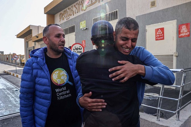 イスラエルの空爆で死亡した、米国を拠点とする援助団体「ワールド・セントラル・キッチン」のスタッフ、サイフ・アブ・タハさんの死を悼む親族や友人たち。(AFP)