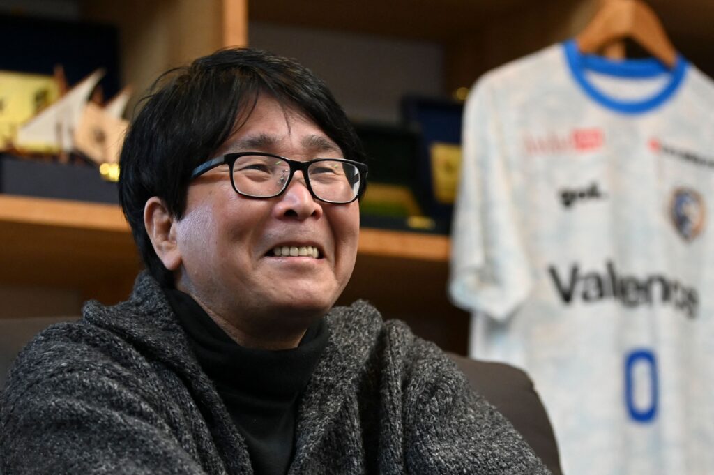 写真は2023年1月30日、「キャプテン翼」で知られる日本の漫画家、高橋陽一氏が東京都内の仕事場でAFPのインタビューに応じる。日本のサッカー漫画「キャプテン翼」は、2024年4月4日に43年間の連載を終了したが、作者は、リオネル・メッシに影響を与えたストーリーはネット上で続くと語った。( 写真:野木和弘/AFP=時事通信)