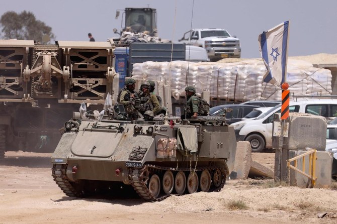 2024年4月24日、パレスチナ自治区との国境沿いのイスラエル軍車両。(AFP=時事)