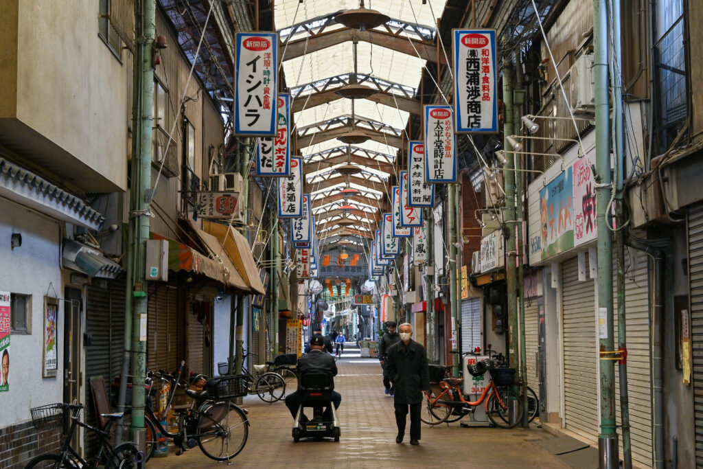 内訳は、男性2575人、女性172人、性別不明73人。