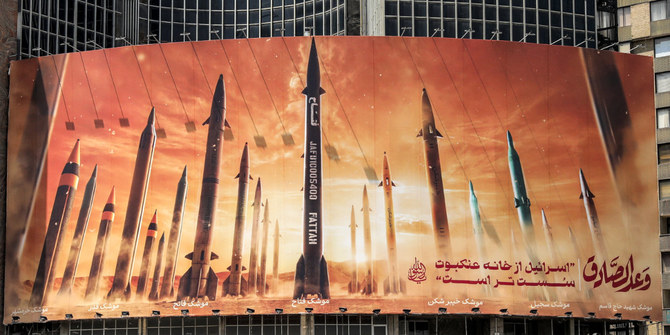 テヘラン中心部で、イランの弾道ミサイルが使用されていることを示す看板。(AFP＝時事）