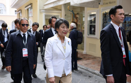G7外相会合の3日目、イタリアのカプリ島を歩く日本の上川陽子外相(2024年4月19日撮影)。(ロイター)
