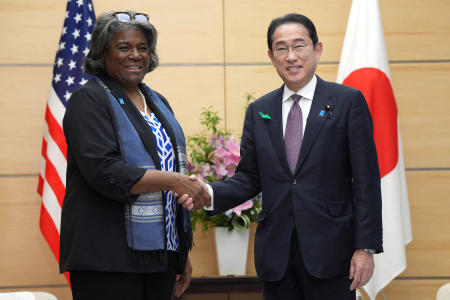 2024年4月19日、東京の首相官邸での会談中に握手する米国のリンダ・トーマス・グリーンフィールド国連大使と岸田文雄首相（ロイター）