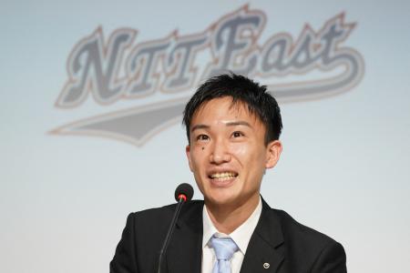 日本代表引退会見に臨むバドミントン日本代表の桃田賢斗（2024年4月18日、東京都内で）。(AFP＝時事）