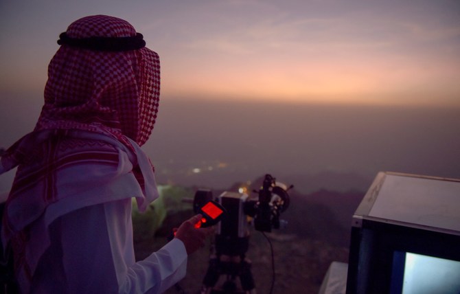2022年4月1日、サウジアラビア南西部の都市ターイフで、イスラム教の聖月ラマダンの始まりを告げる最初の三日月を見つけようと空を眺めるサウジアラビア人の男性。(AFP＝時事通信）
