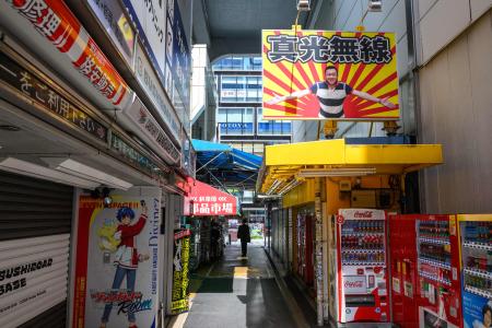 純度24カラットの金で作られたその茶碗は、大手百貨店チェーン高島屋の日本橋店で開催されていた金製品の販売イベント会場で盗難された。