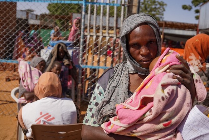 スーダンの北ダルフール、エル・ファッシャーに近いザムザム避難民キャンプの女性と赤ちゃん。(ロイター）