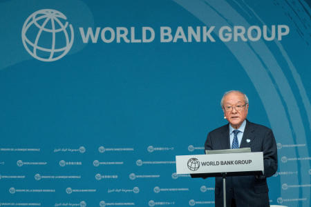 月18日、米ワシントンで開催されたIMFと世界銀行の2024年春季総会で発言する鈴木俊一財務相。(ロイター）