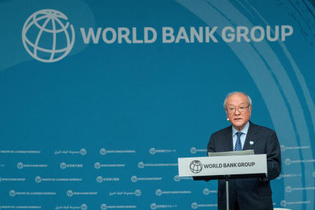 月18日、米ワシントンで開催されたIMFと世界銀行の2024年春季総会で発言する鈴木俊一財務相。(ロイター)