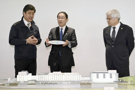 2024年4月6日土曜日、熊本県菊陽町にある台湾積体電路製造会社の工場を訪れ説明を受ける岸田文雄首相(中央)。右は台湾積体電路製造会社のC.C.CEO。 魏。 (共同通信AP経由)