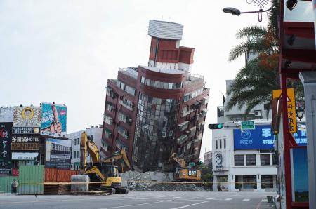 この写真は、2024年4月4日に花蓮で起きた地震による建物の被害を示している。(AFP)