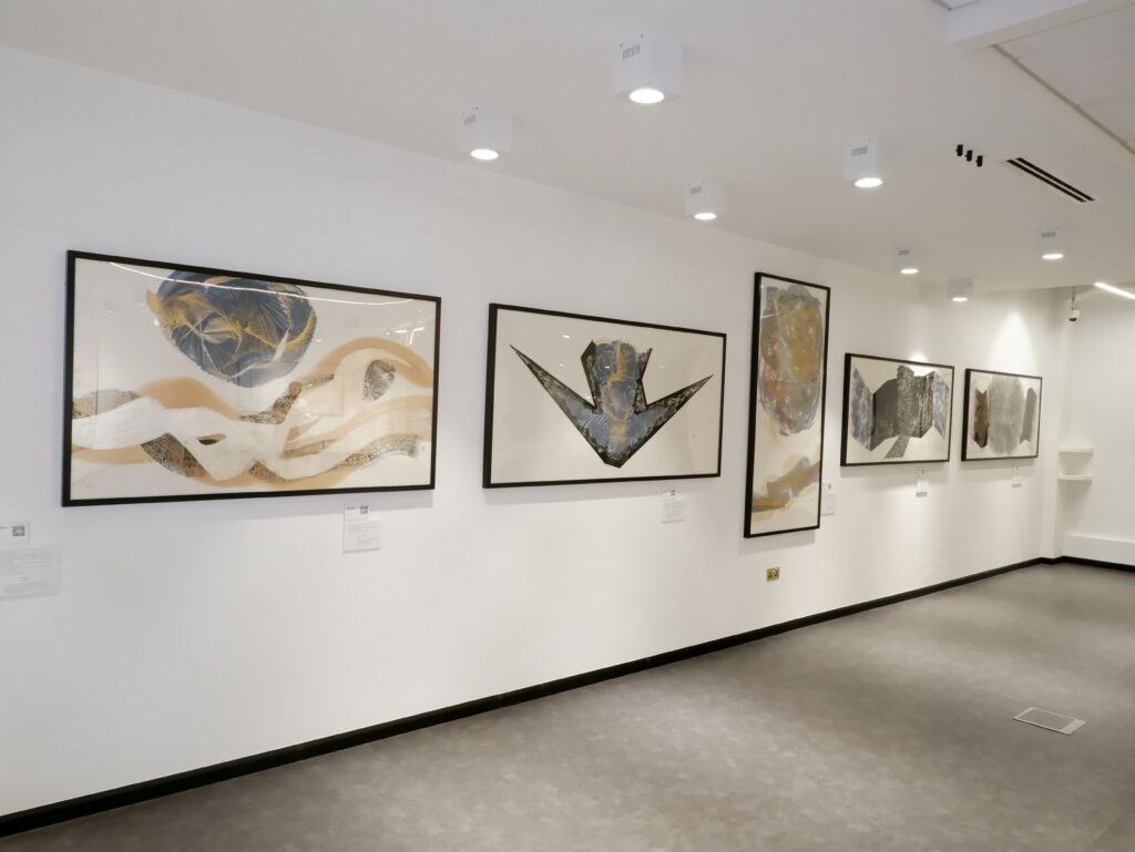 本展では、「平和」及び「和敬清寂」と題された2つの特別な共同制作作品が展示される