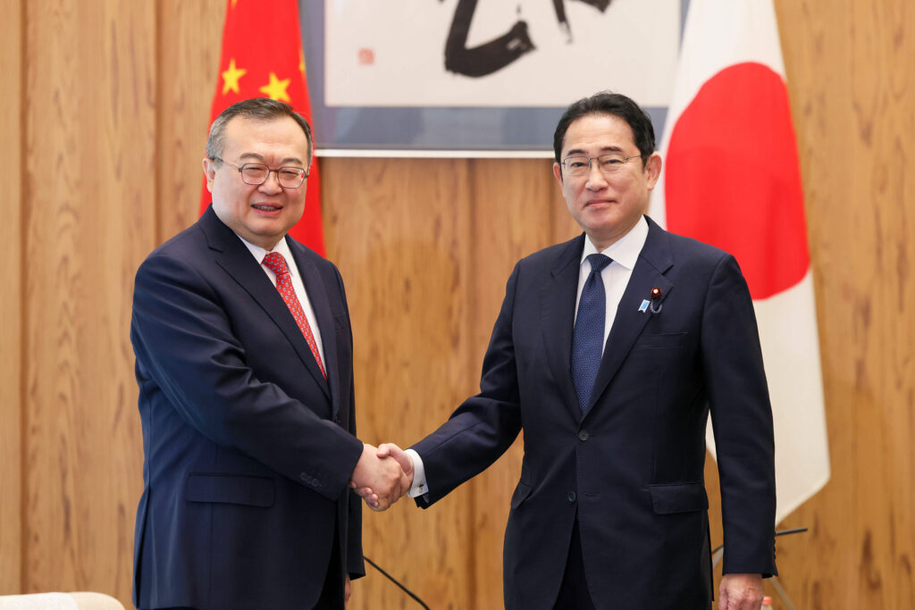 この後、劉氏は外務省で上川陽子外相と会い、外相による相互訪問の実現に努力することで一致した。(PMO)