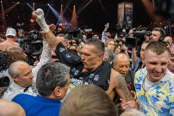 ウクライナのオレクサンドル・ウシクは、リヤドの 「リング・オブ・ファイア 」でイギリスのタイソン・フューリーに勝利し、モハメド・アリ、ジョー・ルイス、マイク・タイソンといった偉大なボクシング選手と並び、ヘビー級チャンピオンとなった。(AN photo by Abdulrahman bin Shalhoub)。