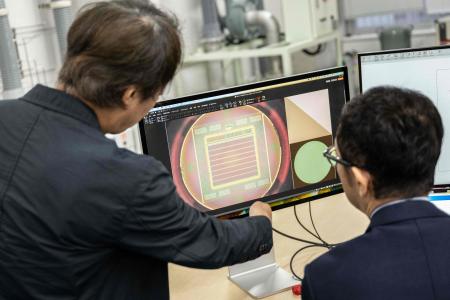 2024年5月1日撮影、東京大学で、コンピューター画面上の半導体を見る東京大学の教授たち。(AFP=時事)
