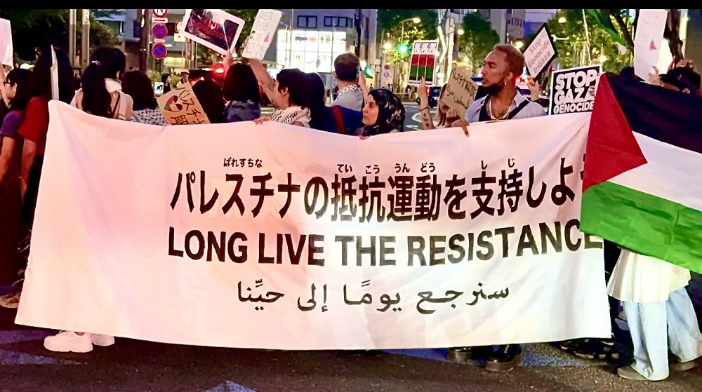 土曜日、パレスチナを支持する大規模なデモ行進が東京都心で行われ、数万人がガザでの大量虐殺を非難した。(ANJ)