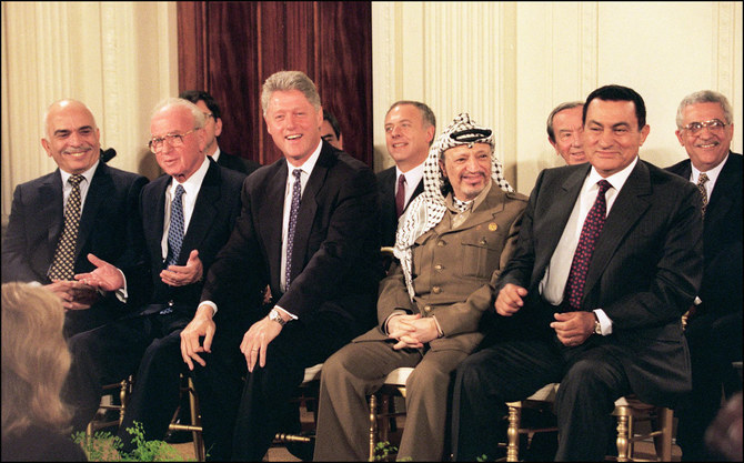 イスラエルとPLO間のヨルダン川西岸地区自治協定調印のため、ホワイトハウスに集まるパレスチナの指導者ヤセル・アラファト（右から2人目）、ビル・クリントン米大統領、中東の指導者たち。(AFP/ファイル)