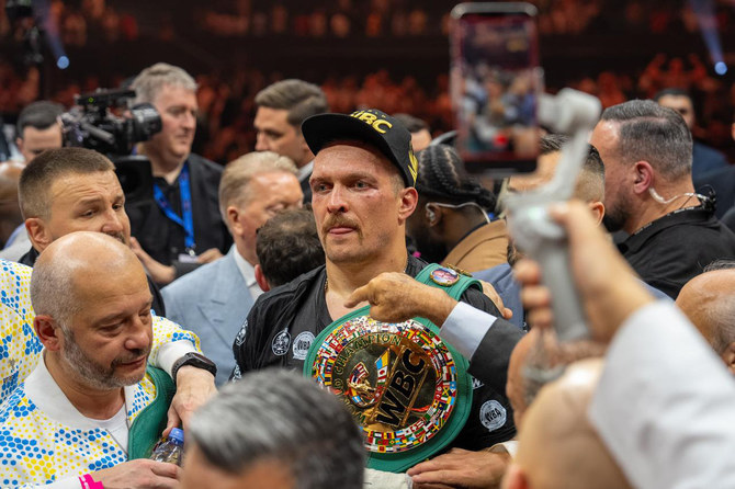ウクライナのオレクサンドル・ウシクは、リヤドの 「リング・オブ・ファイア 」でイギリスのタイソン・フューリーに勝利し、モハメド・アリ、ジョー・ルイス、マイク・タイソンといった偉大なボクシング選手と並び、ヘビー級チャンピオンとなった。(AN photo by Abdulrahman bin Shalhoub)。