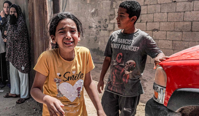 2024年4月29日、パレスチナ自治区でイスラエルと過激派組織ハマスとの間で紛争が続く中、ガザ地区中央部のヌセイラットでイスラエル軍の砲撃を受けて逃げ惑う子どもたち。(AFP=時事)
