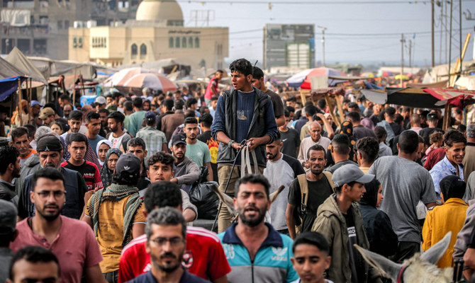 2024年4月30日、パレスチナ自治区でイスラエルと過激派組織ハマスの対立が続く中、ガザ地区南部ラファの避難民キャンプで、ロバが引く荷車を運転する若者。(AFP＝時事）