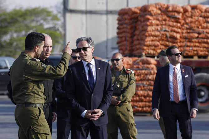 イスラエルのケレム・シャローム国境検問所で、ヨアブ・ガラント国防大臣と歩くアントニー・ブリンケン米国務長官（2024年5月1日撮影）。(AP)