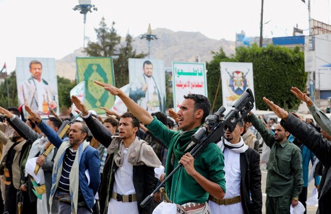 2024年2月8日、イエメンのサヌアで行われたパレードで、フーシ派への忠誠を誓う参加者たち。(ロイター）