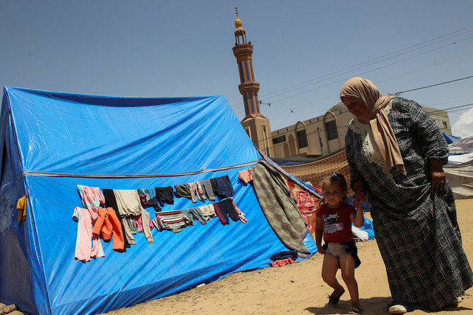 2024年5月5日、ガザ地区南部ラファのテントキャンプに避難する、イスラエルの空爆で家を失ったパレスチナ人。(ロイター)