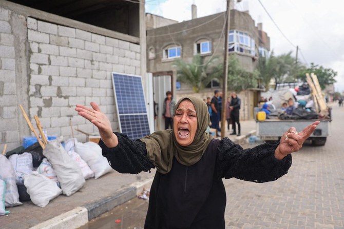 2024年5月6日、イスラエルとパレスチナ・ハマスの対立が続く中、ガザ地区南部のラファで、イスラエル軍による避難命令を受け、荷物をまとめる女性。(写真：AFP＝時事）