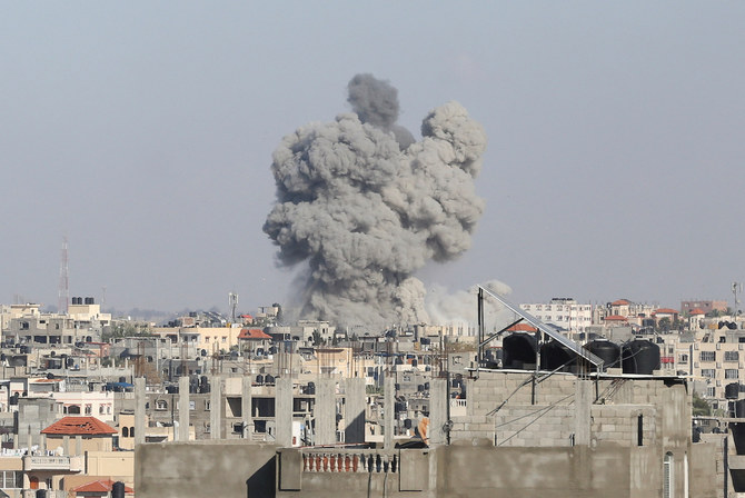 2024年5月6日、ガザ地区南部のラファでイスラエル軍の空爆を受けて立ち上がる煙。(ロイター）