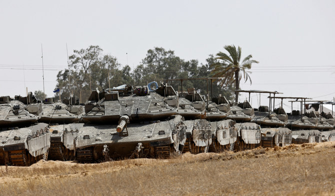 イスラエルとパレスチナのイスラム主義組織ハマスとの間で紛争が続く中、イスラエル南部のイスラエル・ガザ国境付近に停車するイスラエルの戦車（2024年4月28日、イスラエル）。(REUTERS)