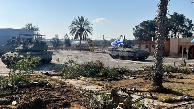 2024年5月7日、ガザ地区南部のエジプトとガザを結ぶラファ検問所で、パレスチナ側に進入する第401旅団の戦闘チーム戦車を撮影したイスラエル軍の配布資料写真（AFP＝時事）