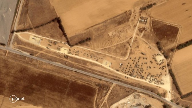 上：2024年5月3日、Planet Labs PBCの衛星写真。ガザ地区と国境を接するケレム・シャローム検問所付近に集結するイスラエル軍の車両。(プラネットラボPBC/AFP）。