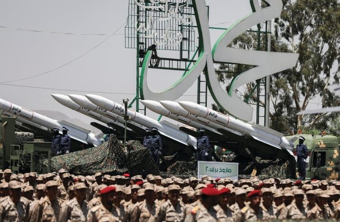 サヌア占領9周年を記念した軍事パレードで、ミサイルを披露するフーシ派（2023年9月21日）。(ロイター）
