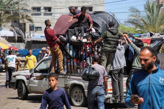 2024年5月8日、イスラエル軍がガザ南部のラファ東部で地上・空からの作戦を開始した後、ラファから脱出するパレスチナ人。(REUTERS)