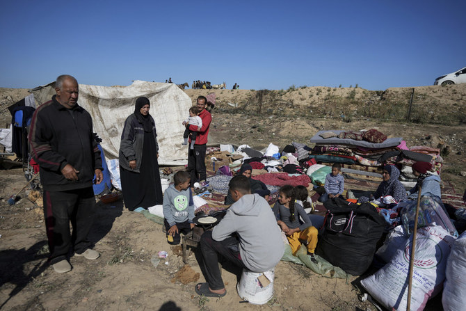 2024年5月7日、ガザ地区のデイル・アル・バラで、ガザ南部の都市ラファから逃れてガザ中心部に到着した避難民のパレスチナ人。(AP)