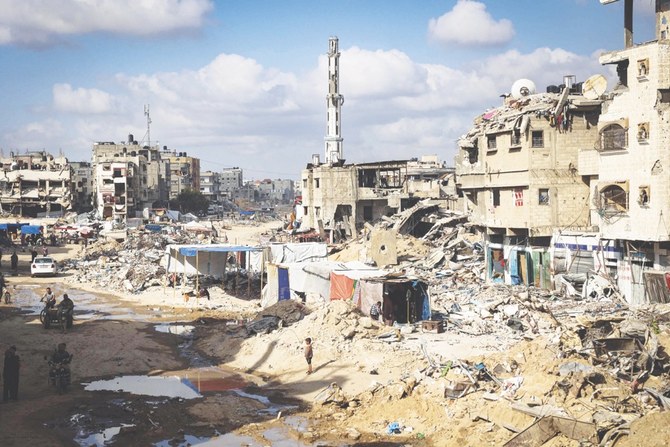 イスラエルとハマスの紛争が続く中、ガザ地区南部のハーン・ユーニスでは、被災したパレスチナ人たちがテントを張っている。(AFP=時事)
