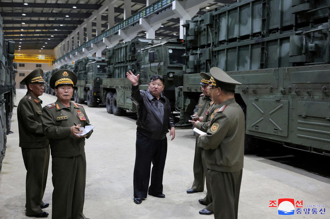 朝鮮中央通信が公開した画像で、未知の場所で戦術ミサイル兵器システムを監督する北朝鮮の金正恩委員長。(ファイル/ロイター)