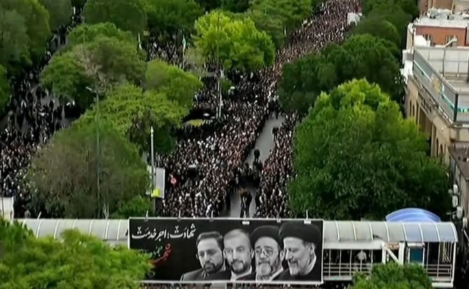 2024年5月21日、イラン北西部のタブリーズで行われたイブラヒム・ライシ大統領と側近7人の葬列に集まった人々。(イランプレス/AFP)