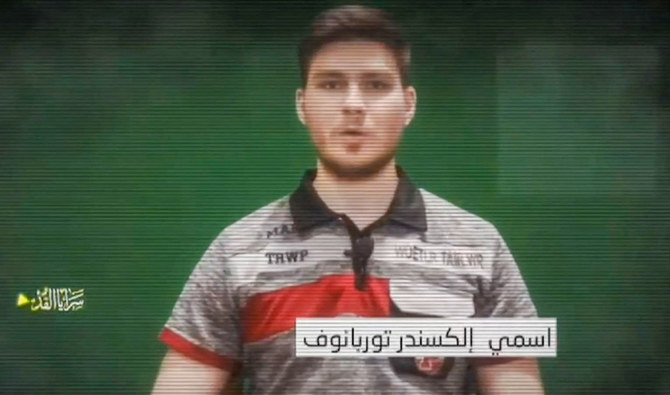 2024年5月28日、パレスチナの過激派組織「イスラム聖戦」が公開したビデオからの画像。ガザで拘束されているイスラエル人の人質で、イスラエルのメディアは28歳のロシア系イスラエル人の人質サーシャ・トルパノフさん(Sasha Trupanov)と特定し、カメラに向かって話している。(AFP=時事)
