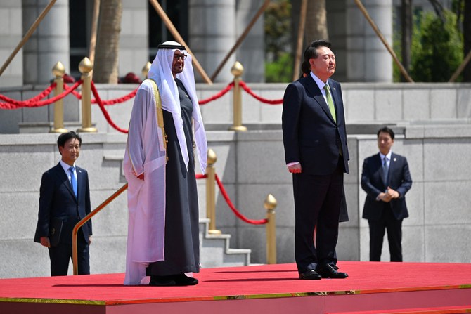 2024年5月29日、ソウルの大統領府で行われた歓迎式典に出席したシェイク・ムハンマド・ビン・ザーイド・アール・ナヒヤーンUAE大統領（左）と韓国のユン・ソクヨル大統領（右）。JUNG YEON-JE/Pool via REUTERS