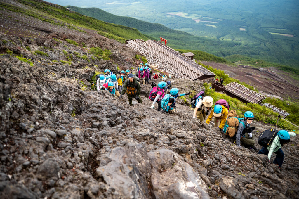 新システムでは、登山者は日帰りハイキングか、登山道沿いにいくつかある山小屋での宿泊のどちらかを選択しなければならない。(AFP=時事)