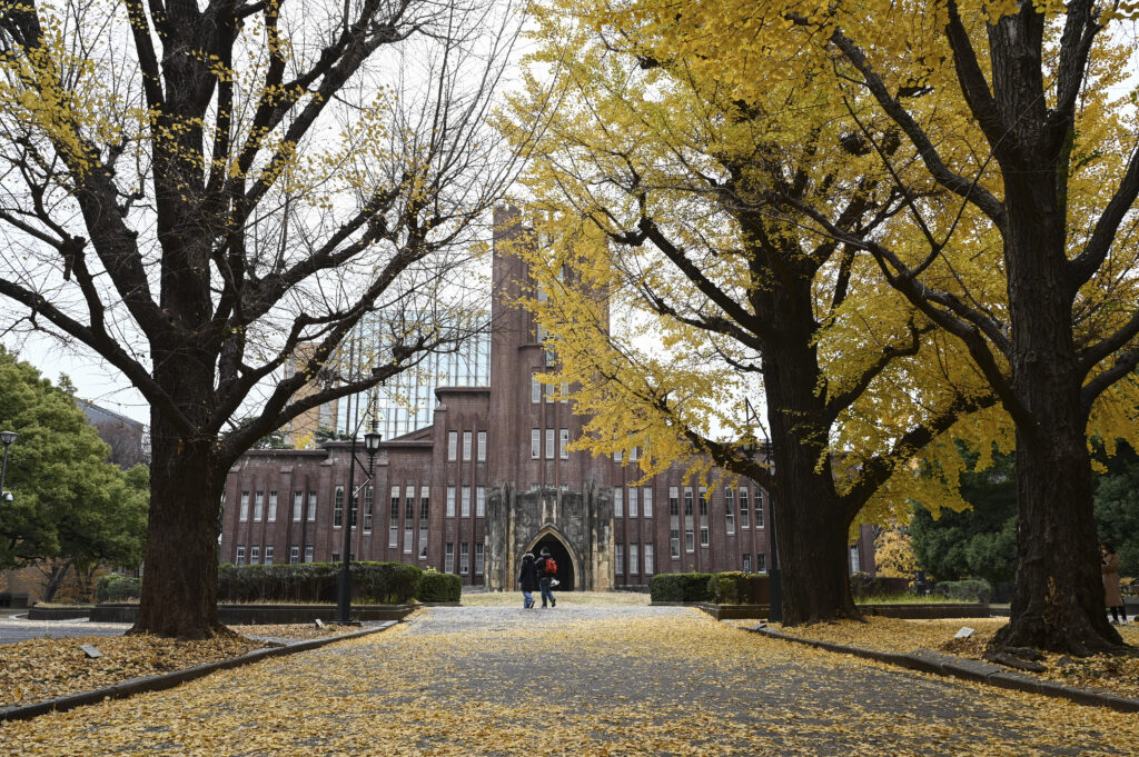 国立大の授業料は2004年度の法人化以降、各校が省令に基づいて決める。学部の標準額は年53万5800円で、1.2倍の同64万2960円を超えない範囲で設定。(AFP)