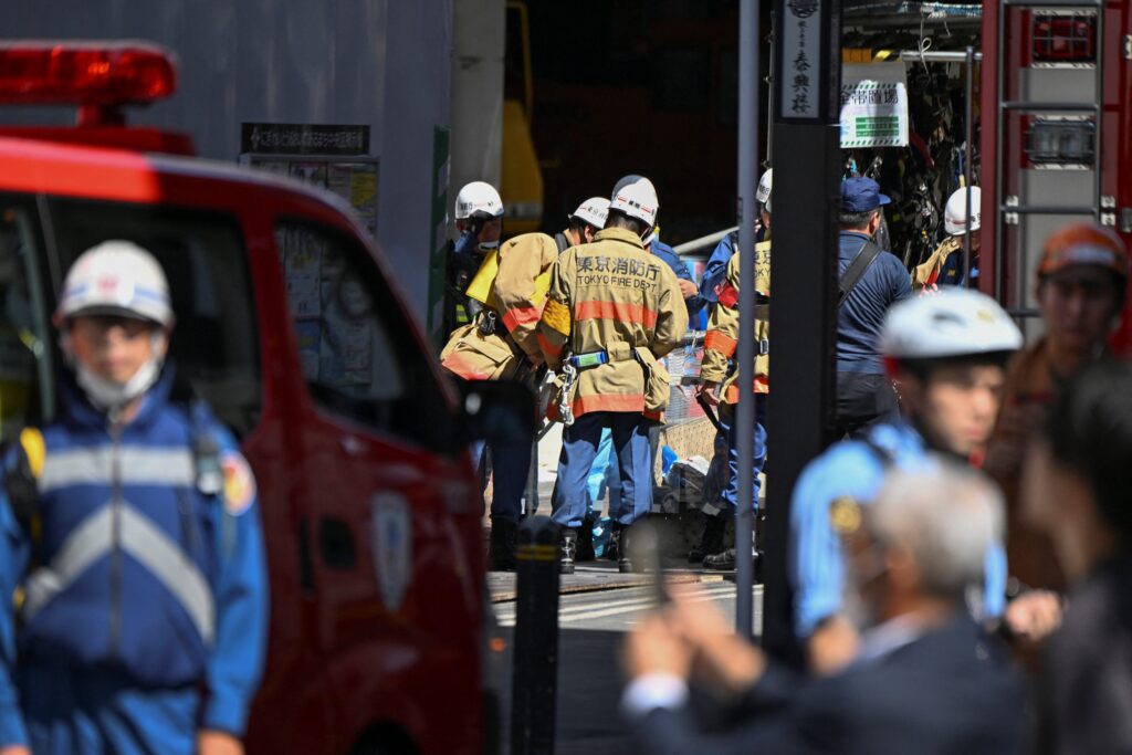 東京消防庁によると、5人はいずれも2階建て住宅の1階部分で発見された。 (AFP)
