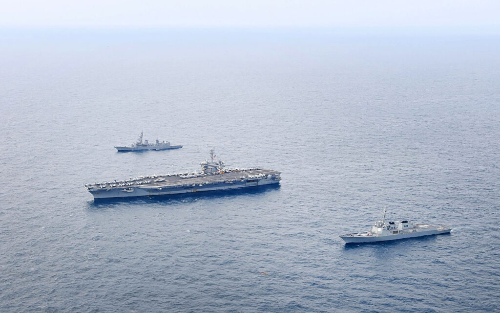 4カ国は先月、主要航路である南シナ海で初の合同海軍演習を行ったが、この海域では北京が東南アジア諸国と長年にわたる領有権争いを抱えており、最近も積極的な姿勢を見せて警戒を強めている。(AFP=時事)