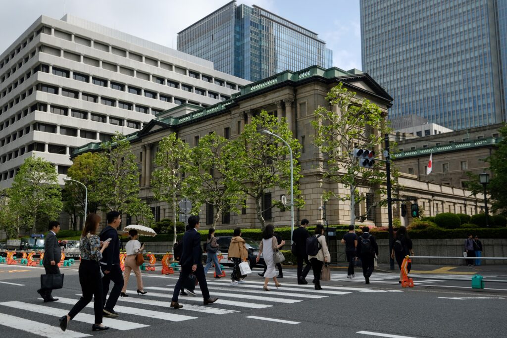 日銀の追加利上げ時には多くの銀行が短プラを上げるとみられており、日銀の「次の一手」に注目が集まる。(AFP)